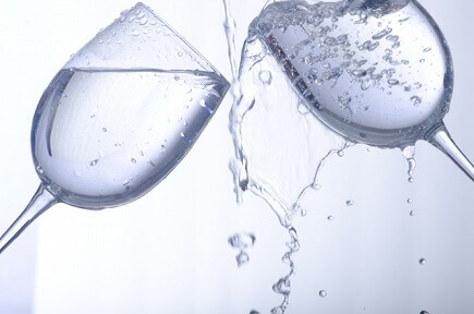 グラスに水を注ぐ