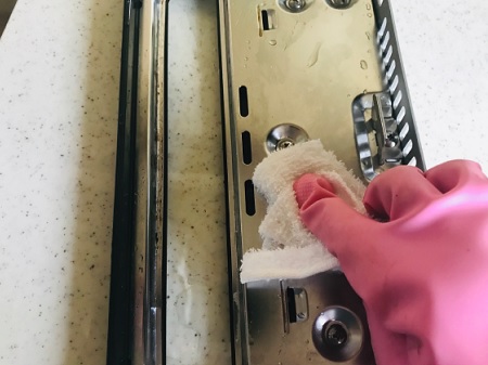 ガスコンロのグリル扉の掃除方法